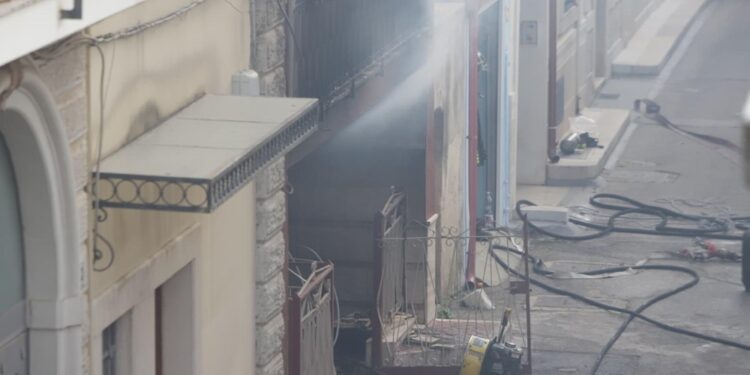 Intrappolati in casa dopo esplosioni per fuga di gas