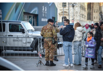 Prima di mezzanotte momenti di tensione per accedere alla piazza già piena