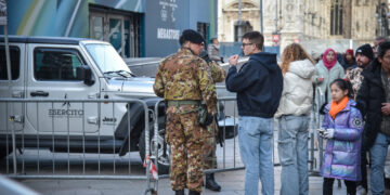 Prima di mezzanotte momenti di tensione per accedere alla piazza già piena