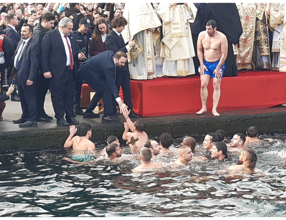 A Istanbul il lancio della croce nel Corno d’Oro per la Teofania