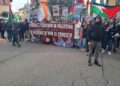 I manifestanti davanti alla sede dell'associazione ora sotto sequestro
