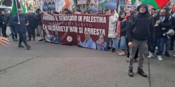 I manifestanti davanti alla sede dell'associazione ora sotto sequestro