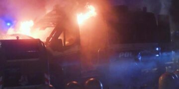 Feriti tra i manifestanti in strada