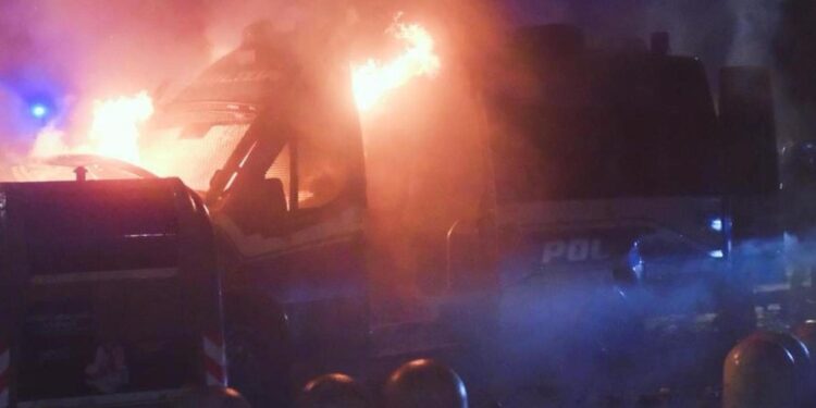 Feriti tra i manifestanti in strada