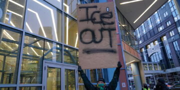 Appello a portare in piazza dei fischietti come a Minneapolis
