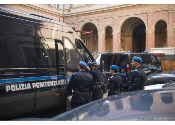 Contestati due omicidi e tre tentati d anziani che accudiva