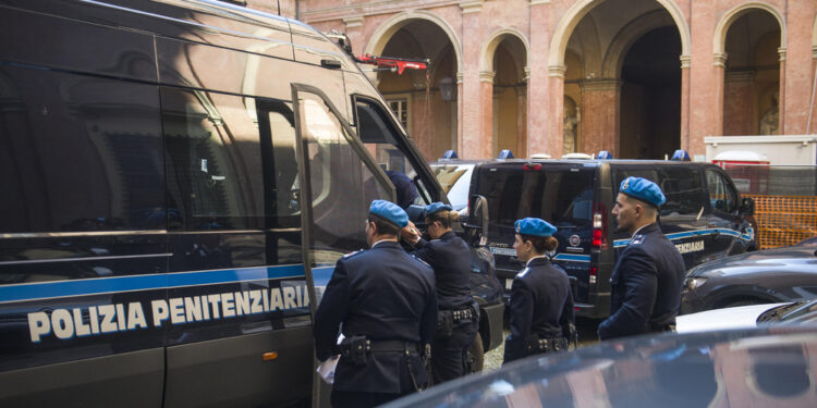 Contestati due omicidi e tre tentati d anziani che accudiva