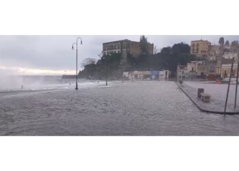 A Lipari il mare invade il porto di Sottomonastero e le strade litoranee