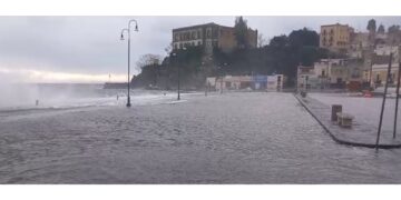 A Lipari il mare invade il porto di Sottomonastero e le strade litoranee
