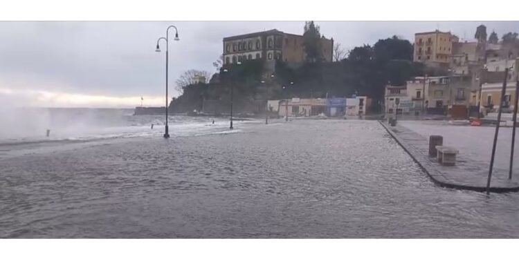 A Lipari il mare invade il porto di Sottomonastero e le strade litoranee