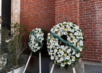 In molti non sono riusciti a entrare nella chiesa gremita