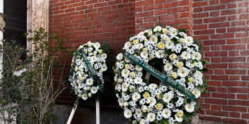 In molti non sono riusciti a entrare nella chiesa gremita