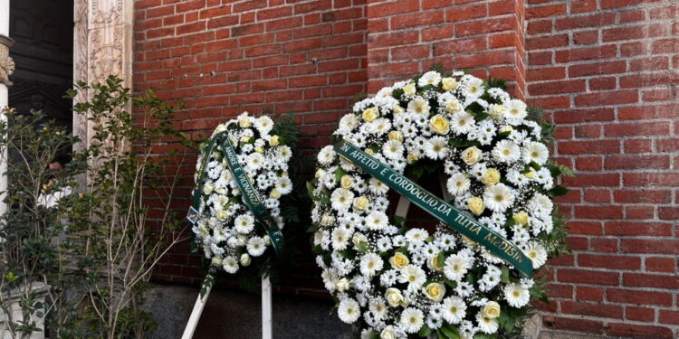 In molti non sono riusciti a entrare nella chiesa gremita