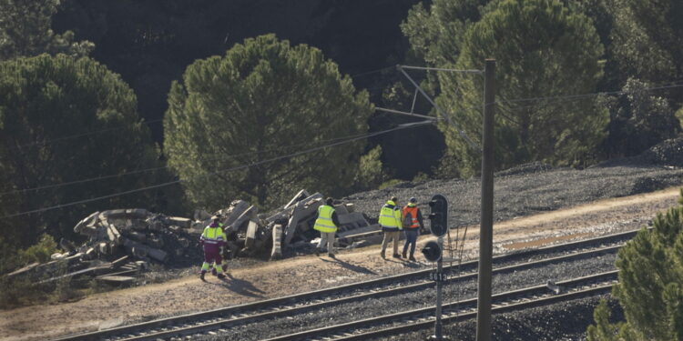 Cade un muro di contenimento su un vagone per le piogge in Catalogna