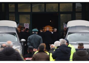 Al termine della funzioni un lungo applauso ha reso omaggio ai feretri