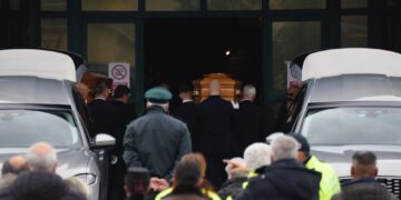 Al termine della funzioni un lungo applauso ha reso omaggio ai feretri