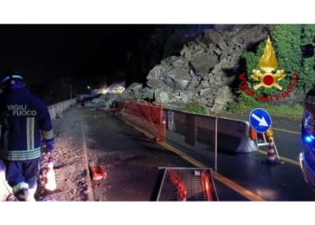 Traffico deviato sulla A10