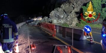 Traffico deviato sulla A10