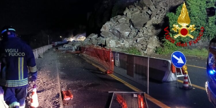 Traffico deviato sulla A10