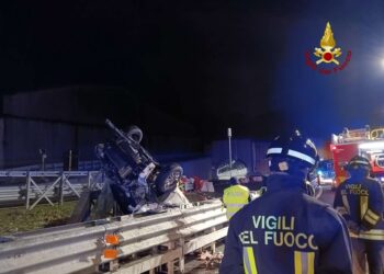 Intervenuti Vigili del fuoco per estrarre persone tra le lamiere