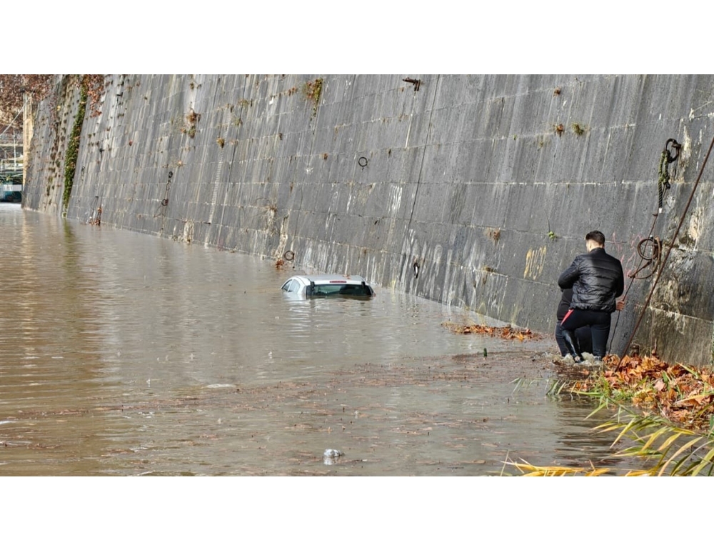 Auto sommersa dall’acqua sulle sponde del Tevere, verifiche