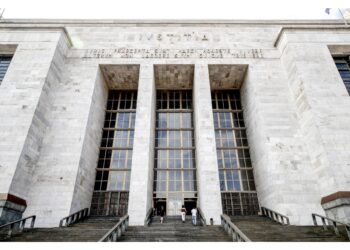 'Fogli con condanna su banco giudici'. Caso in processo Milano per violenza su minore