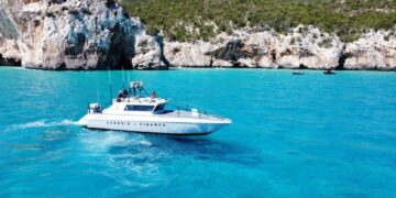 A bordo anche due donne e un bimbo di pochi mesi