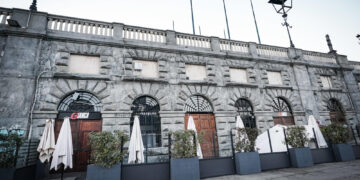 Il lancio ferì gravemente uno studente. Per i giudici ha compreso la gravità del gesto