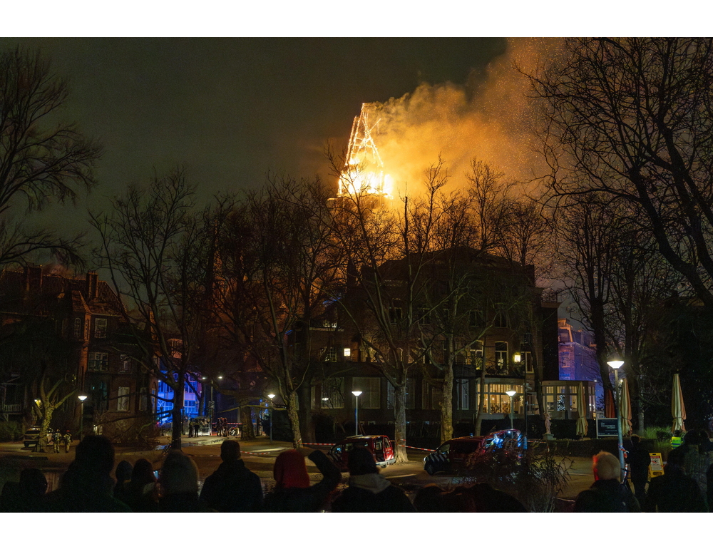 Brucia chiesa in centro Amsterdam, crolla il campanile