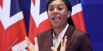 Leader opposizione Gb minaccia sanzioni disciplinari e avverte: 'Dentro o fuori'