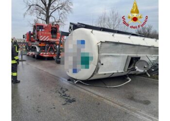 Incidente nel Trevigiano. All'origine l'invasione di corsia di un'anziana