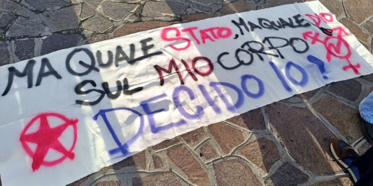 Sotto accusa l'iniziativa del vescovo di dedicare i rintocchi delle 20 ai "bimbi mai nati"