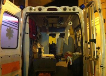 Un'Audi con tre minorenni a bordo e una ambulanza capottata dopo scontro