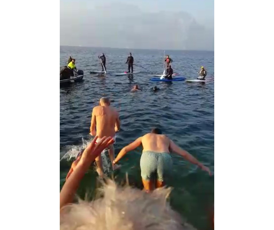 Capodanno: in centinaia si tuffano nel lago di Garda