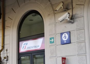 Squadra mobile e Polfer sul posto con il medico legale