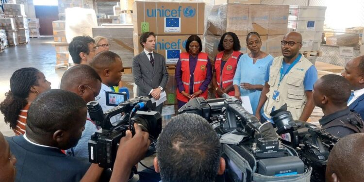 Porta 88 tonnellate di forniture per le comunità colpite da inondazioni