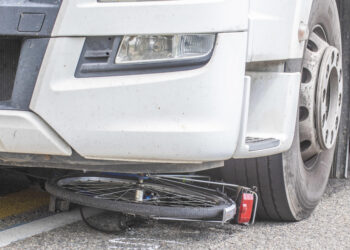 È finito sotto le ruote del mezzo pesante