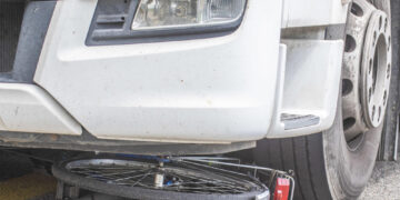 È finito sotto le ruote del mezzo pesante