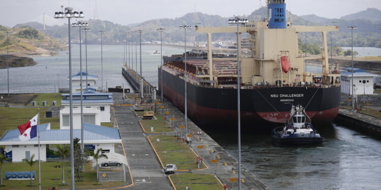 Il gruppo di Hong Kong contro annullamento concessione porti sul Canale