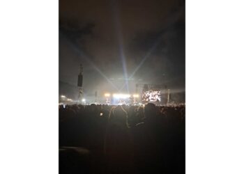 Il sindaco sul palco davanti alla folla