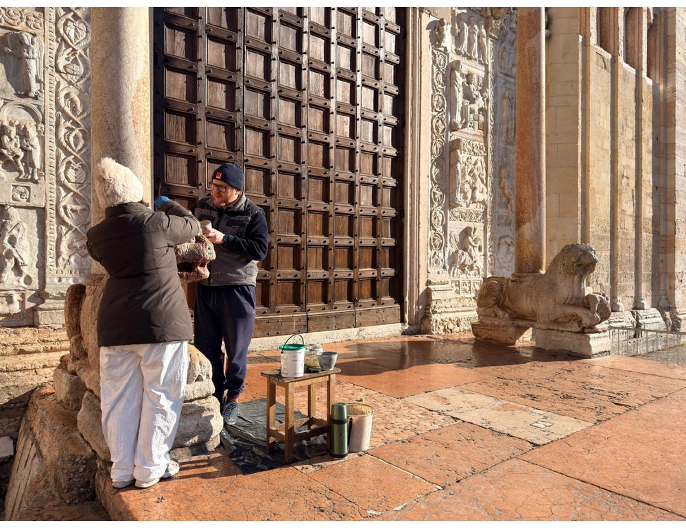 Concluso il restauro dei leoni di San Zeno imbrattati a Verona