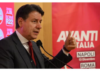 Pur di compiacere il leader Usa la premier dichiara di tutto