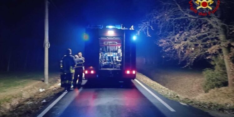 Avevano acceso un braciere. L'intervento dei vigili del fuoco nella notte