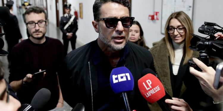 'Rimuovo contenuti'. E attacca altri conduttori e famiglia Berlusconi