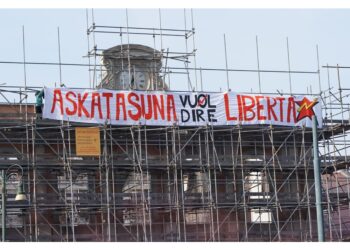 Srotolato striscione pro Askatasuna sulla vecchia stazione ferroviaria