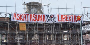 Srotolato striscione pro Askatasuna sulla vecchia stazione ferroviaria