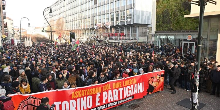 In migliaia da Palazzo Nuovo verso il corteo principale