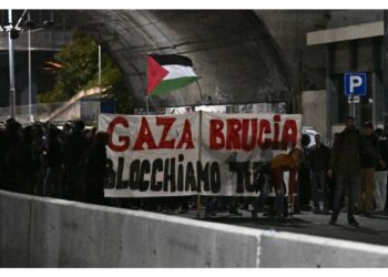 A Genova circa cento avevano deviato percorso e si erano seduti in via Cantore