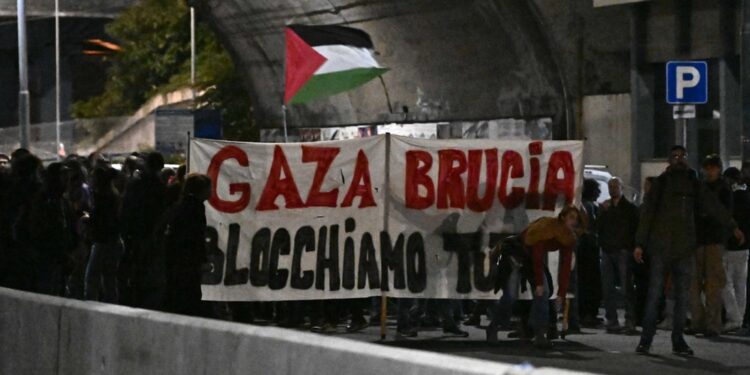 A Genova circa cento avevano deviato percorso e si erano seduti in via Cantore