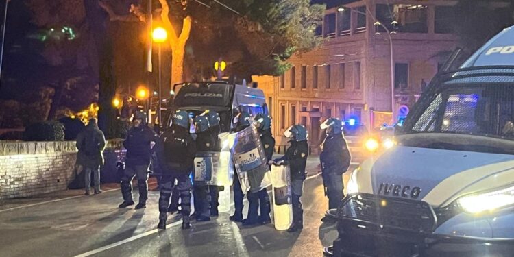 Momenti di tensione ma nessuno scontro con la polizia